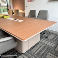 Mesa de Conferencia Moderna con Tomas de Corriente Integradas, Base Color Crema y Sillas de Cuero para un Conjunto Completo de Sala de Reuniones