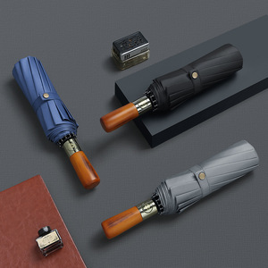 Paraguas plegable de tres pliegues con varillas de aleación de nailon, mango de madera, apertura automática, resistente a los rayos UV, diseño minimalista para viajes, uso en días soleados y lluviosos. - Product Image 1