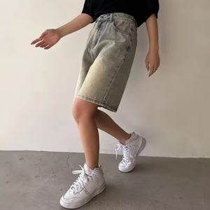 Shorts en jean pour femme en coton délavé, broderie logo personnalisée, coupe ample, effet délavé à l'acide, style baggy - Product Image 2