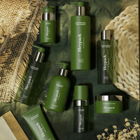 Flacons carrés en plastique vert mat avec bouchon argenté, pompe pulvérisatrice et design sérigraphié pour cosmétiques et lotions