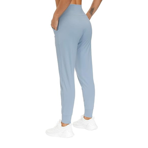 Pantalon de yoga capri pour femmes OEM | Leggings d'entraînement taille haute avec tissu respirant et à séchage rapide - Product Image 3