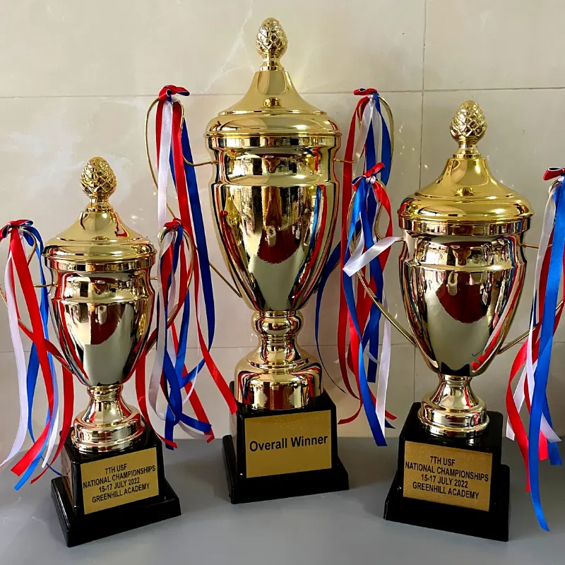 Dalam Stok Kustom Desain Logam Football League Basketball Bodybuilding Trophy Piala Penghargaan Medali Olahraga dan Trophie