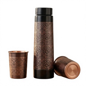 Ensemble de bouteilles d'eau en cuivre avec 2 verres |   Ensemble cadeau de bouteilles en cuivre design |   Ensemble de bouteilles en cuivre imprimées |   Ensemble de vaisselle en cuivre - Product Image 2