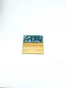 Ensemble de sous-verres en bois de résine naturelle uniques, ajoutant un charme rustique à la maison ou au bureau tout en protégeant les surfaces des déversements de chaleur - Product Image 4