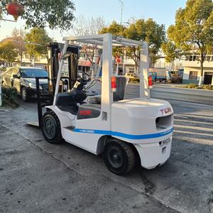 Chariot élévateur diesel TCM 30 3t à haut rendement, matériel de terrassement d'occasion avec pompe et moteur à boîte de vitesses - Prix réduit - Product Image 3