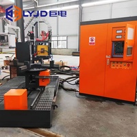 Machine de traitement thermique par induction pour le durcissement et le trempage, avec système de chargement et de déchargement pour arbres/disques