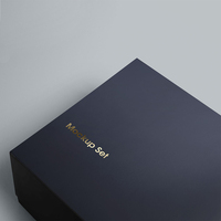 Boîte cadeau personnalisée de style livre bleu marine avec couvercle intérieur contrastant et panneau latéral imprimé pour offrir des vêtements et des chaussures
