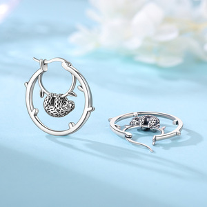 Boucles d'oreilles créoles pour femmes, en laiton blanc, motif paresseux, originales, haut de gamme, pour la vente en gros - Product Image 3