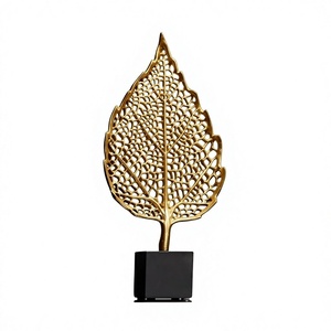 Sculpture de plumes plaquée or, base noire, décoration bohème pour la maison, design de feuillage, ornement de table - Product Image 1