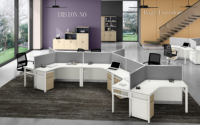 Poste de travail modulaire en verre pentagonal pour 8 personnes |   Bureau en bois ignifuge avec structure en aluminium pour espace de travail ouvert