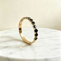 Brazalete Minimalista Europeo Americano Exquisito de Acero Inoxidable Chapado en Oro de 18K con Trébol de Cinco Hojas, un Regalo Versátil para Uso Diario