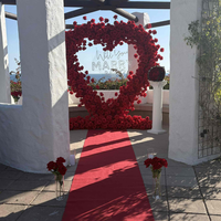 Composition florale artificielle en forme de cœur rouge pour décorations de scène de mariage, de demande en mariage ou de festival