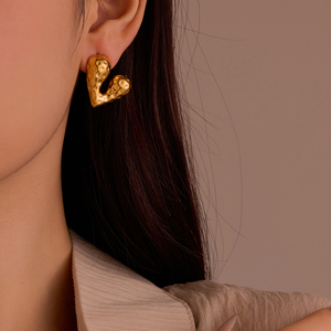 Boucles d'oreilles clous en forme de cœur martelé plaqué or 18 carats en acier inoxydable, hypoallergéniques et étanches, idéales comme cadeau - Product Image 4