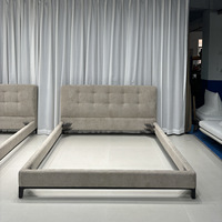 Lit double moderne minimaliste italien OEM, en tissu velours chenille avec sommier à lattes en bois pour chambre principale