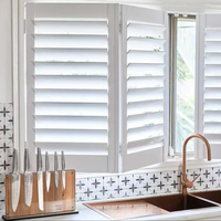 Volets de fenêtre sur mesure en bois et PVC à lamelles réglables pour hôtel