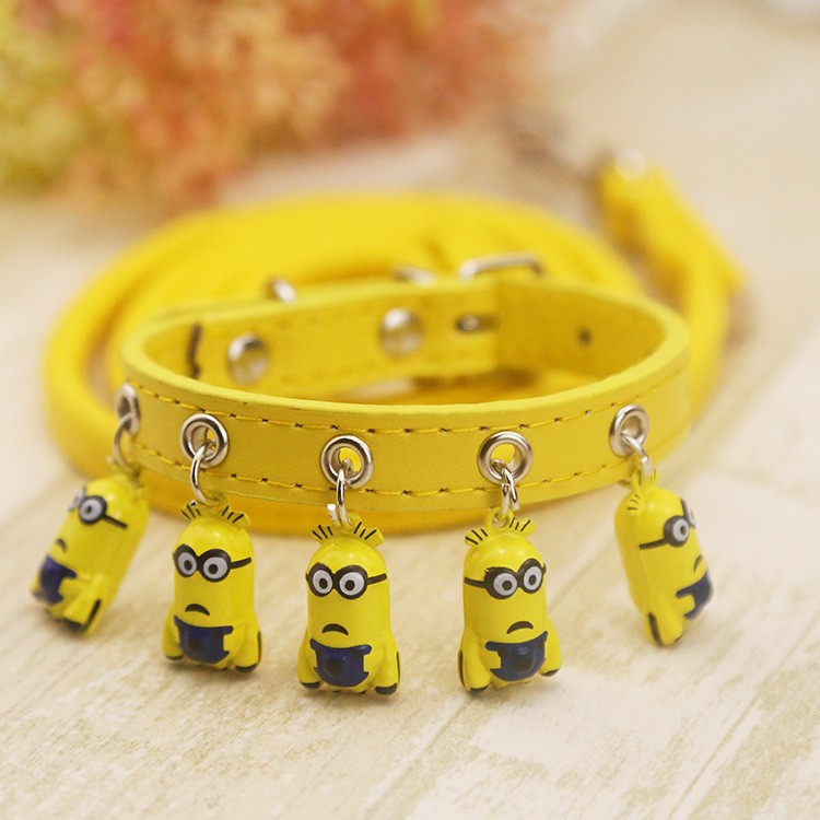 5 cloches, lunettes jaunes, collier, laisse jaune