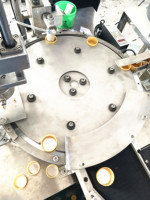 Machine automatique haute vitesse pour l'insertion de feuilles d'aluminium à l'épreuve des enfants, bouchon de bouteille de qualité alimentaire en acier inoxydable