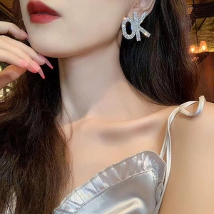 ต่างหูเพชรรูปตัวอักษรสุดอลังการต่างหูเม็ดกลมแบบสว่างวาบทันสมัยสำหรับสตรี2021ขายส่ง - Product Image 4