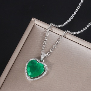 Collier Pendentif Cœur Vert Émeraude 12*12MM en Cuivre Écologique, Style Minimaliste Rétro, Vente en Gros pour Femmes, Idéal Soirées - Product Image 3