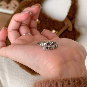 Anillo de Plata Pura S925 de Estilo Medio Antiguo, Anillo de Lujo Retro con Forma de Serpiente en Capas, Incrustaciones de Diamantes, Anillo de Nicho - Product Image 1