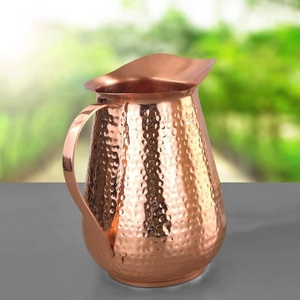 Carafe martelée en cuivre, piquet - Product Image 1