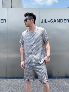 Set Due Pezzi <span class=keywords><strong>Uomo</strong></span> 2024: <span class=keywords><strong>Camicia</strong></span> e Pantaloncini in <span class=keywords><strong>Raso</strong></span> di Seta con Stampa Lettering Blu, Design Originale all'Ingrosso - Product Image 3