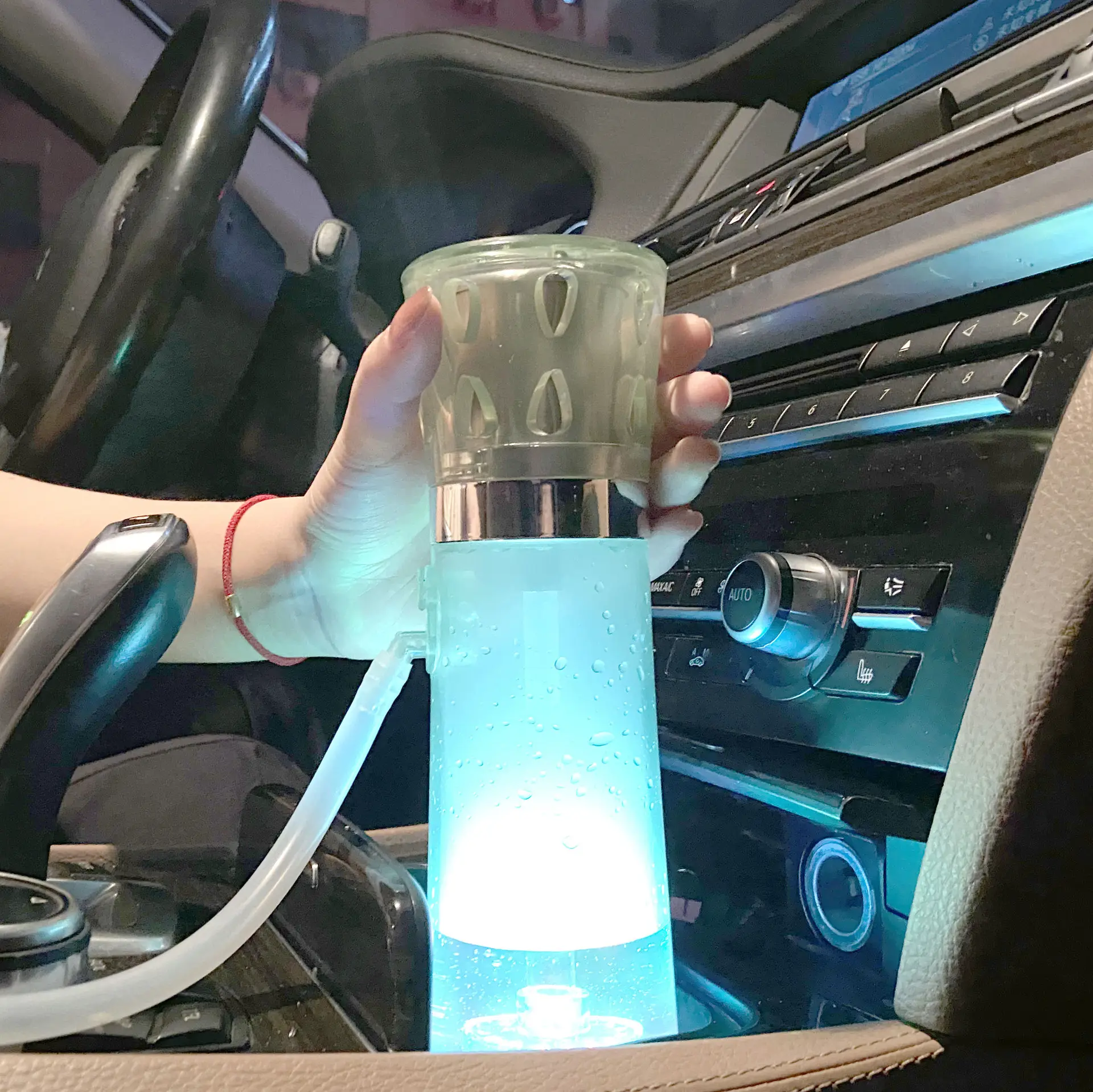 도매 및 소매 자동차 탑재 물 연기 휴대용 가방 LED 조명 휴대용 물 담뱃대 컵 수 있습니다