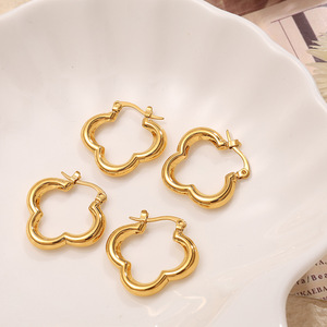 ต่างหูแบบห่วง สีทอง รูปทรงใบโคลเวอร์สี่แฉก สำหรับผู้หญิง สวมใส่ได้ทุกวัน สแตนเลสสตีล EH886 - Product Image 2