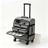 Valise à roulettes en tissu gris avec organisateur à plateaux superposés, séparateurs réglables, poignée télescopique souple et roulettes fixes verrouillables