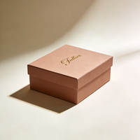 Boîte cadeau personnalisée avec votre logo imprimé sur du papier kraft ou du carton blanc pour la marque et les événements spéciaux
