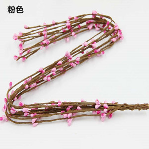 Couronne de fleurs artisanale Hua Hui Hua Yuan 65cm en rotin avec baies roses, accessoire de mariage - Product Image 1
