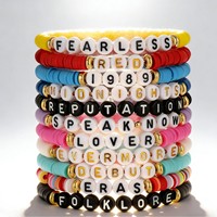 Bracelets en plastique personnalisés avec lettres pour événements, cadeaux promotionnels FAMA Factory, bijoux en plastique pour filles