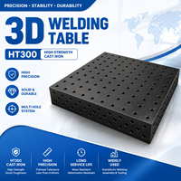 Table de soudage modulaire avec grille de trous de 28 mm sur cinq côtés et lignes de marquage pour un positionnement précis des pièces