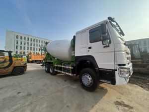 En stock: Camión tractor Sinotruk Howo 371HP 6x4 usado en China, 10 ruedas, bajo kilometraje, para transporte de contenedores de larga distancia. - Product Image 6