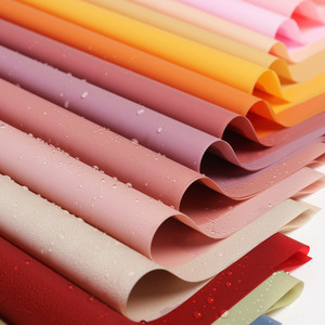 กระดาษห่อดอกไม้แบบกันน้ำ ขนาด 58*58 ซม. บรรจุ 20 แผ่นต่อแพ็ค มีหลายสีให้เลือก สามารถสั่งทำสีได้ - Product Image 1