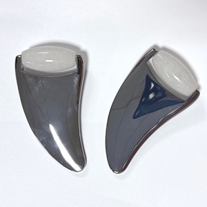 Masajeador Facial 2 en 1 de Aleación de Zinc y Jade Blanco con Logotipo Personalizado, Gua Sha y Rodillo Blanco - Product Image 3