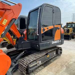 รถขุดตีนตะขาบ Doosan DH60 มือสอง ใช้เครื่องยนต์ Isuzu ชั่วโมงการใช้งานต่ำ นำเข้าจากต่างประเทศ พร้อมเกียร์ปั๊มแบริ่งแท้ ระบบไฮดรอลิกเสถียร สำหรับงานดิน/งานบด - Product Image 1