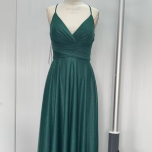 Robe de Soirée QUEENS GOWN Élégante Verte Simple et Raffinée à Bretelles Fines, Sans Manches, Col en V, Dos Nu - Product Image 1