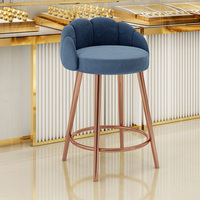 Tabouret de réception de luxe nordique en métal plaqué titane, chaise haute de comptoir en velours bleu pour magasin de bijoux commercial