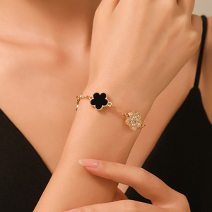 Bracelet trèfle à quatre feuilles pour femmes, chaîne en or, cristal, bijoux porte-bonheur, à porter au quotidien, accessoire de mode tendance - Product Image 3