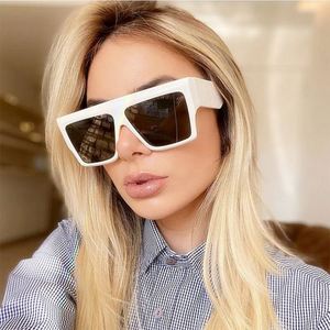 Lunettes de soleil carrées surdimensionnées noires rétro pour femmes avec logo personnalisé, protection UV400 - Product Image 4