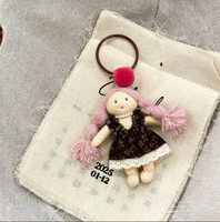 Porte-clés poupée fille en tissu tressé à queue de cheval, cousu main, avec jolie jupe florale, pendentif et breloque de sac polyvalente