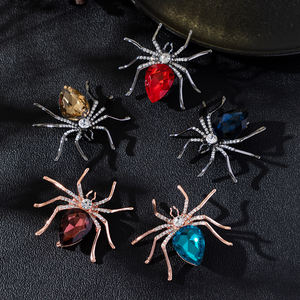 Broche araignée tendance pour femme avec strass multicolores - Product Image 1