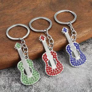 Bling Gitar Metal Anahtarlık Karabina Vintage Karikatür Tarzı Yapay Elmas Baskılı Hafif Şık UV Promosyon Ürünü - Product Image 2