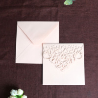 Vente en gros de carte d'invitation rose clair découpée au laser personnalisée avec texte en feuille d'or et enveloppe pour invitation de mariage/fête d'anniversaire