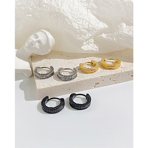 Produit en promotion : Boucles d'oreilles créoles délicates unisexes plaquées or 18 carats - Product Image 4