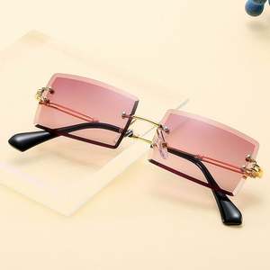 Lunettes de soleil rétro sans monture personnalisées avec logo, verres dégradés roses UV400, petites lunettes rectangulaires pour hommes et femmes - Product Image 4