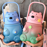 Bouteille d'eau en plastique givrée sans BPA pour enfants, motif ours mignon, grande capacité 900 ml, avec paille et sangle, idéale pour l'école - Nouveauté 2026