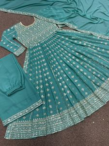 Traje Anarkali para mujer con estampado étnico verde de último diseño en tendencia con pantalones y conjunto Dupatta para mujer a precio asequible - Product Image 4