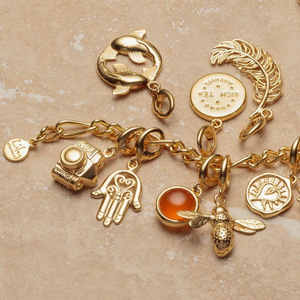 สำหรับคอลเลกชันจี้ห้อยคอแนวเพลงเรโทร |   ทองเหลืองชุบทอง 18K PVD รุ่น BPC96-04 ลายโน้ตดนตรีและตลับไวนิลรูปกีตาร์ - Product Image 5